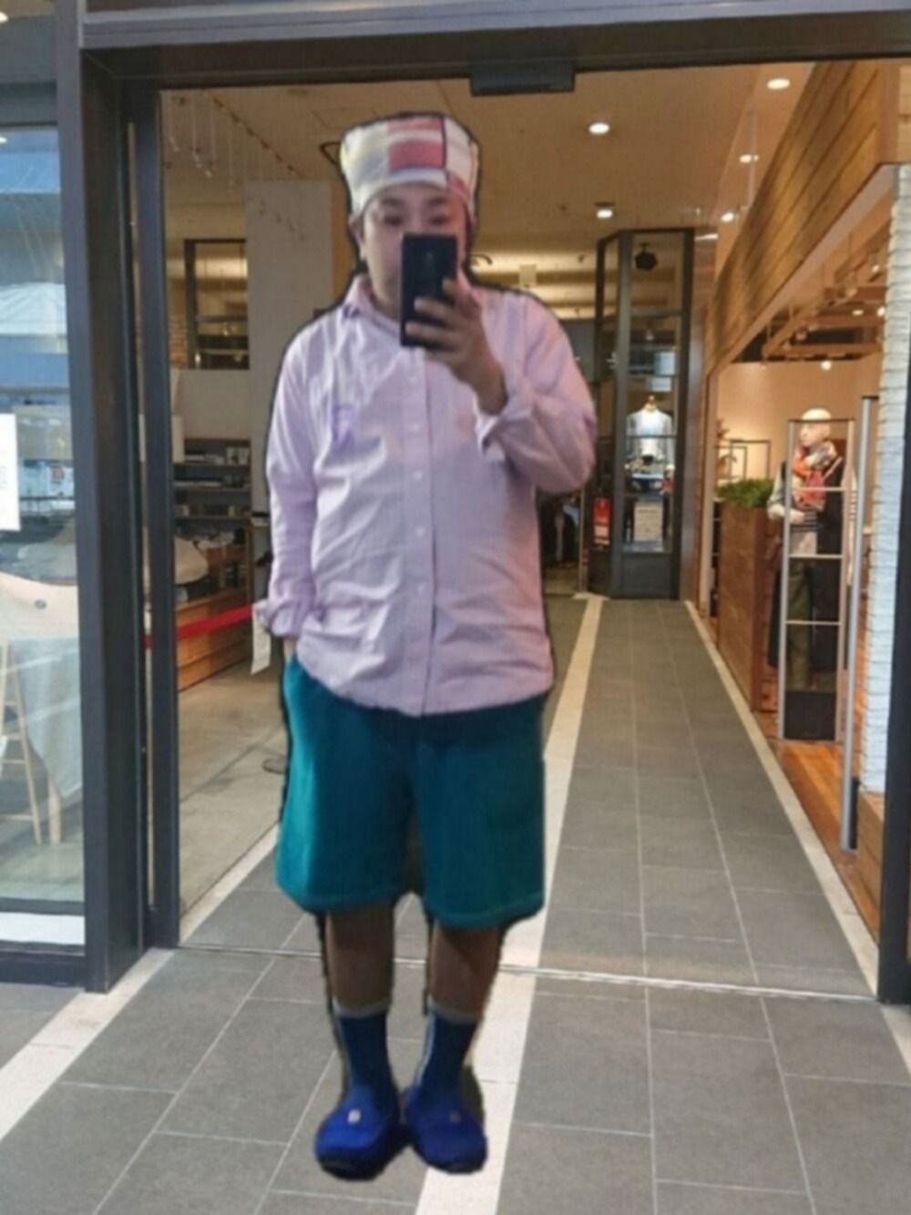 ブルー系のローファー、ピンク系のシャツ/ブラウス、グリーン系のその他パンツを着用したメンズの春コーディネートの1枚目の写真