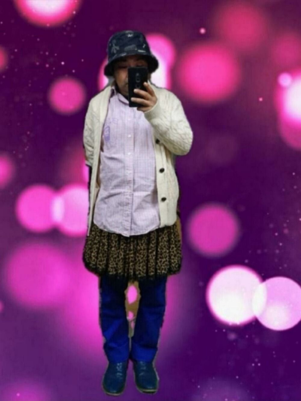 ピンク系のシャツ/ブラウス、ブラウン系のスカート、ブルー系のハットを着用したメンズの春コーディネートの1枚目の写真