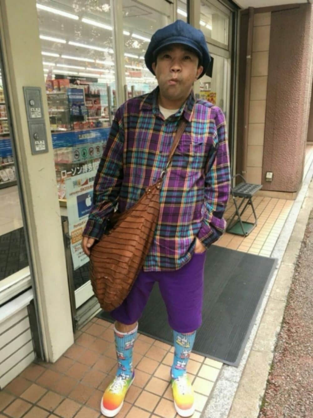 「夏のワントーンコーデ、チェツクシャツ、ショートパンツ、スニーカー、VANS、オーバーサイズ、プチプラのさとし、個性的、原宿系、相互フォロー」｜「no brandのアイテム（キャスケット、ブルー系）」を使った、さとし🐨相互さん（メンズ・159cm）の夏コーディネートの1枚目の写真