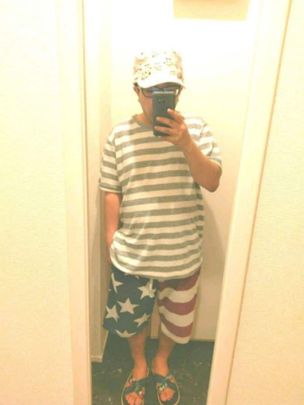 その他のパンツ、その他のTシャツ/カットソー、グレー系の帽子を着用したメンズの夏コーディネートの1枚目の写真