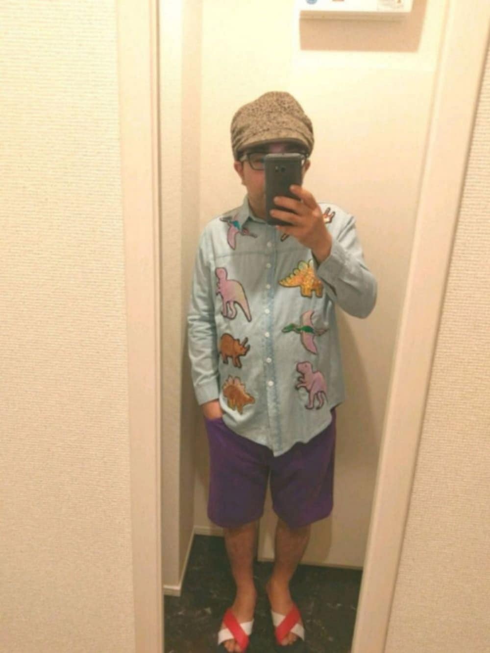 パープル系のパンツ、ブルー系のシャツ/ブラウス、ブラウン系のキャップを着用したメンズの夏コーディネートの1枚目の写真