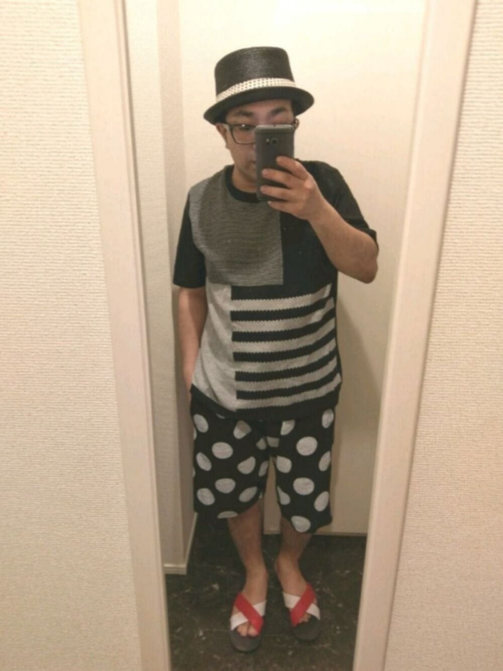 ブラック系のパンツ、ブラック系のTシャツ/カットソー、ブラック系のハットを着用したメンズの夏コーディネートの1枚目の写真