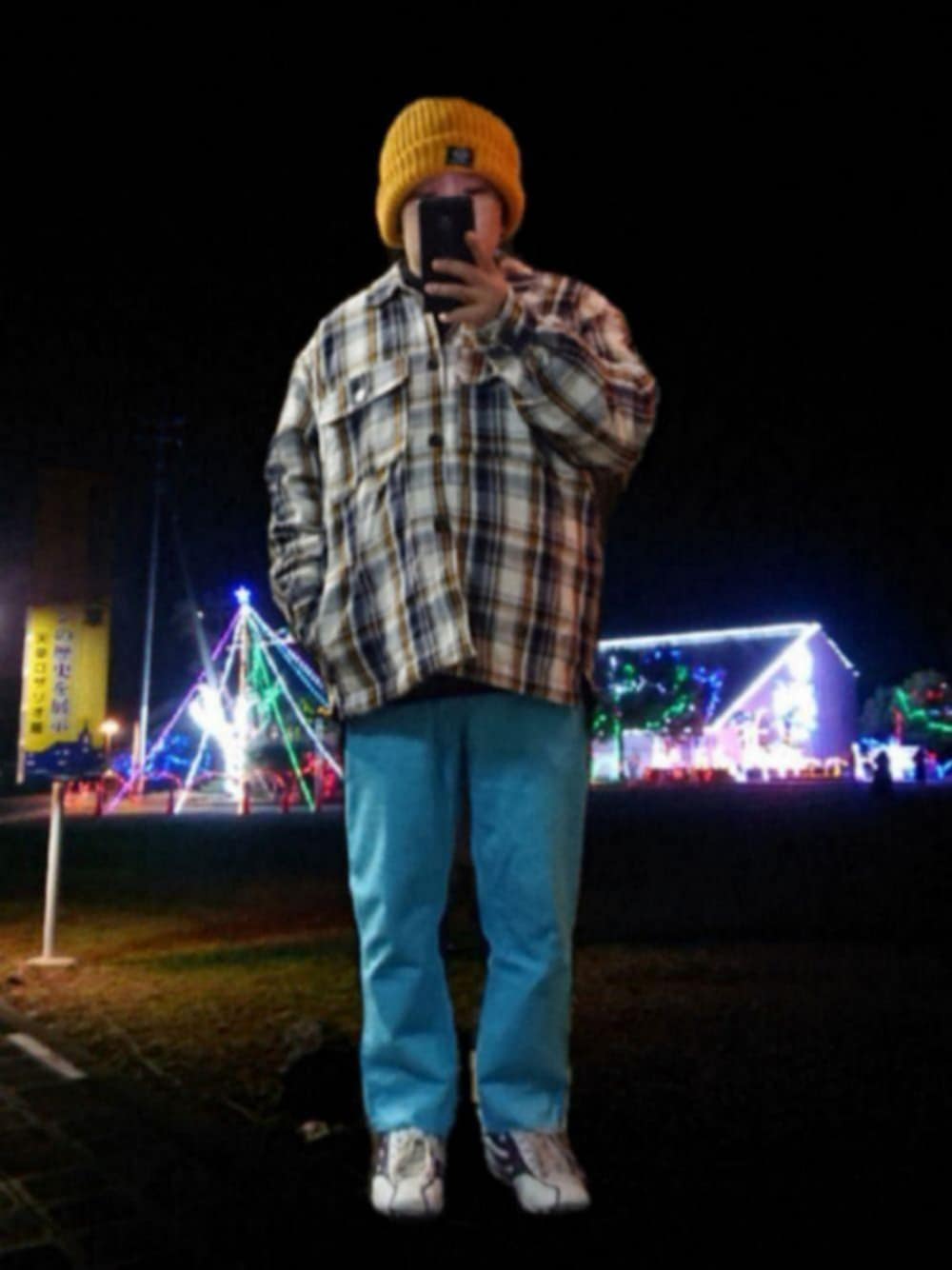 その他のダウンジャケット/コート、その他のニット/セーター、グリーン系のショルダーバッグを着用したメンズの秋コーディネートの1枚目の写真