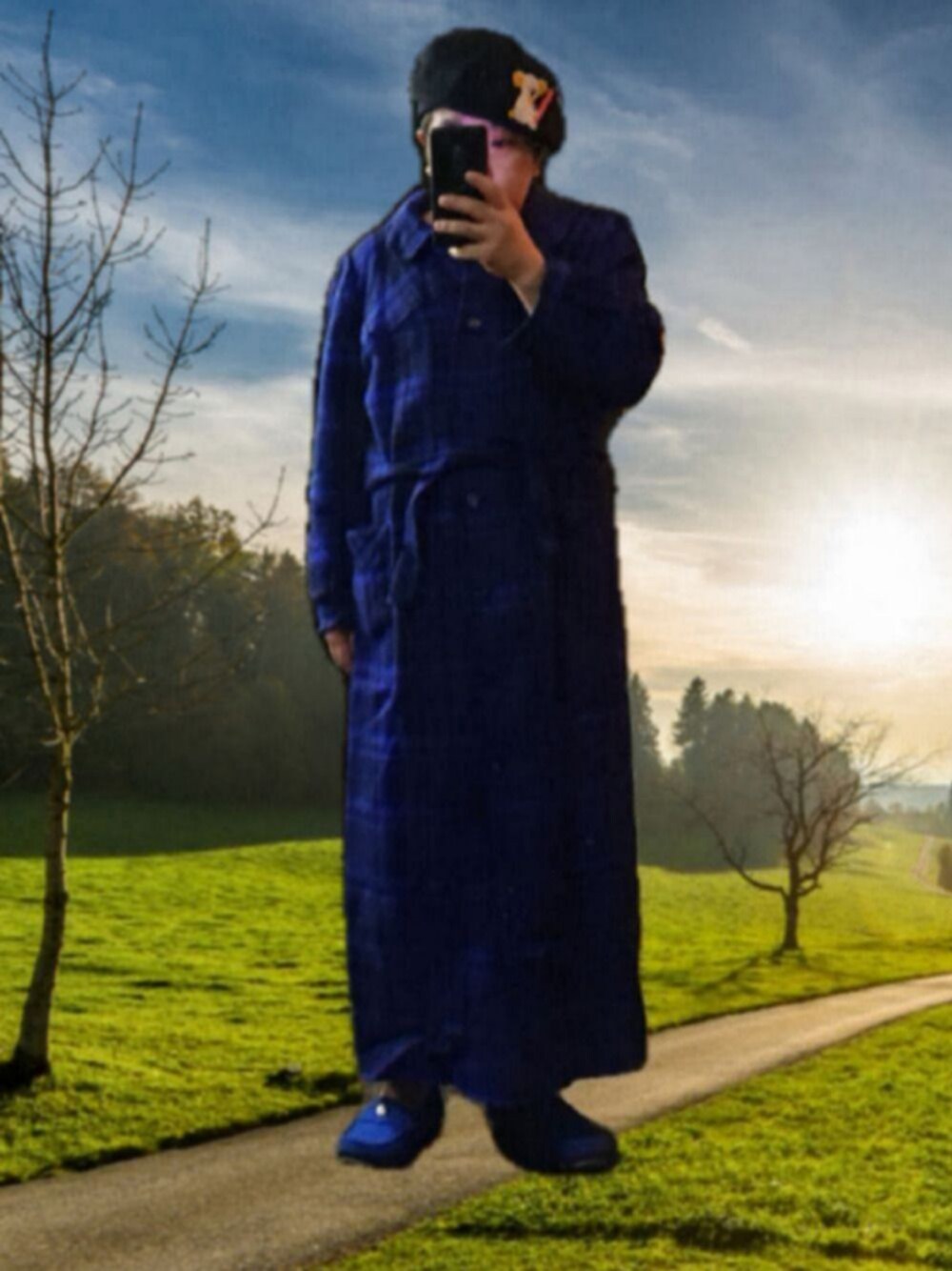 ブルー系のシャツワンピース、グリーン系のショルダーバッグ、ブルー系のローファーを着用したメンズの秋コーディネートの1枚目の写真