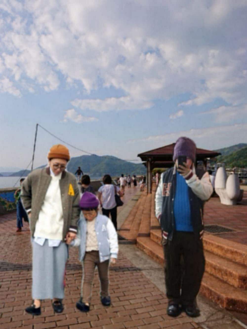 その他のスタジャン、ブルー系のニット/セーター、グリーン系のショルダーバッグを着用したメンズの秋コーディネートの1枚目の写真