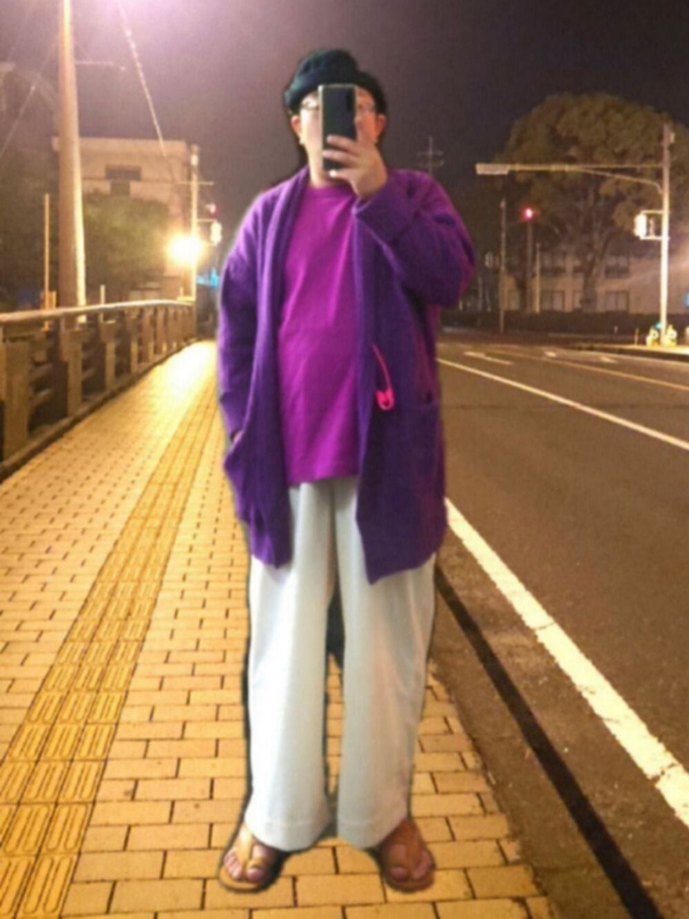 パープル系のTシャツ/カットソー、パープル系のカーディガン/ボレロ、ブラウン系のサンダルを着用したメンズの春コーディネートの1枚目の写真