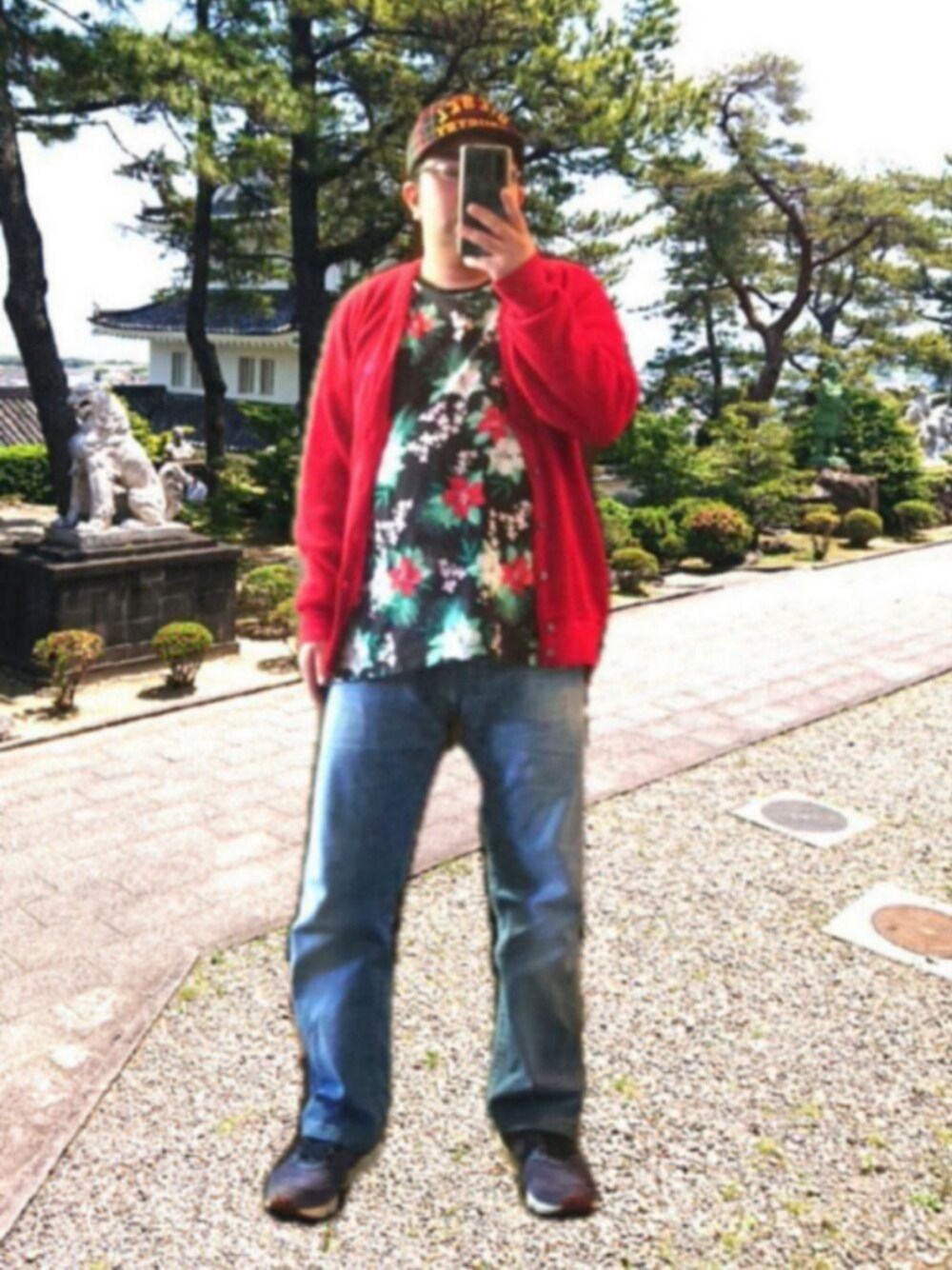 ブルー系のデニムパンツ、パープル系のスニーカー、レッド系のカーディガン/ボレロを着用したメンズの春コーディネートの1枚目の写真