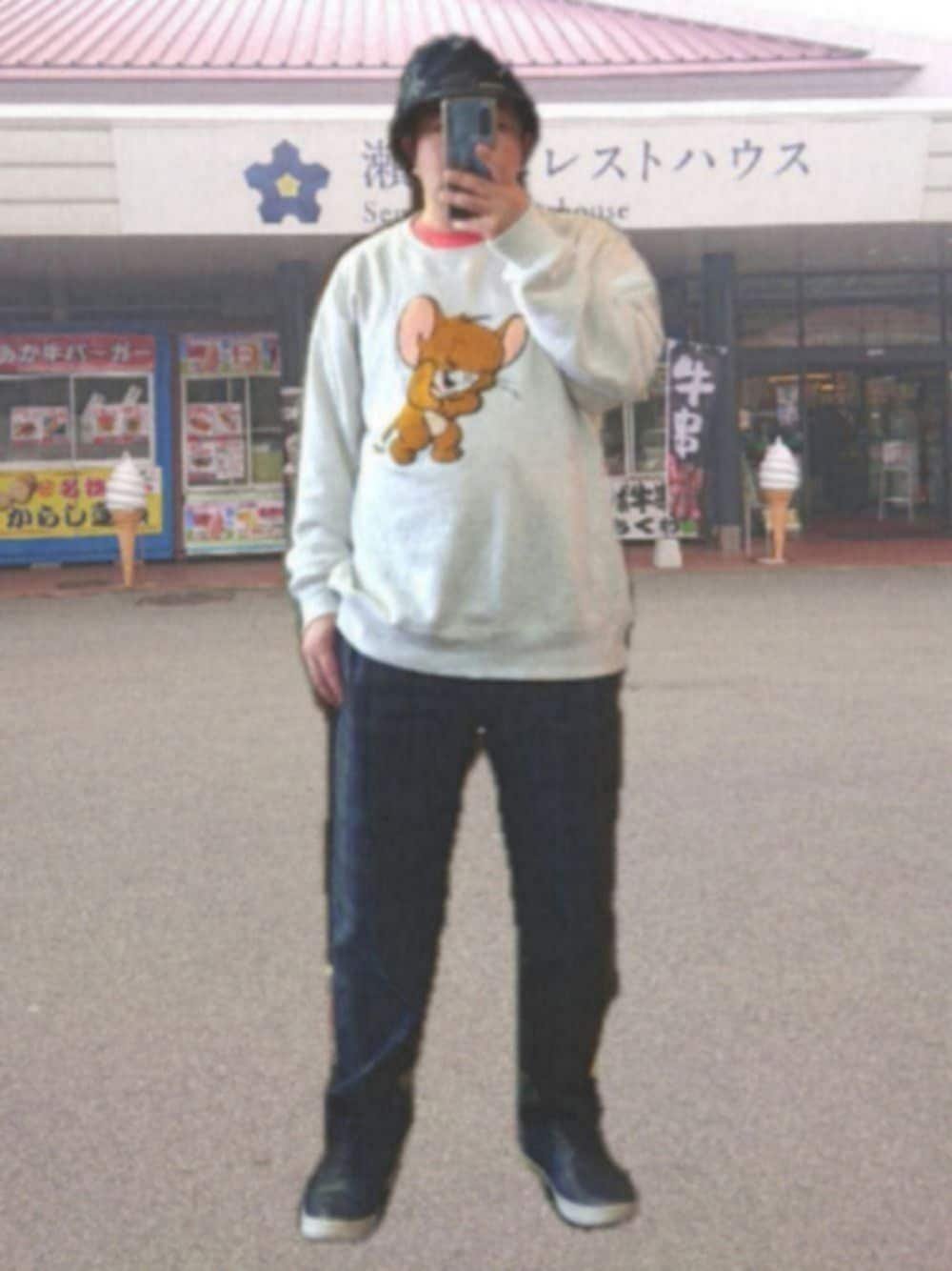 グリーン系のパンツ、ブルー系のスニーカー、グレー系のスウェットを着用したメンズの春コーディネートの1枚目の写真