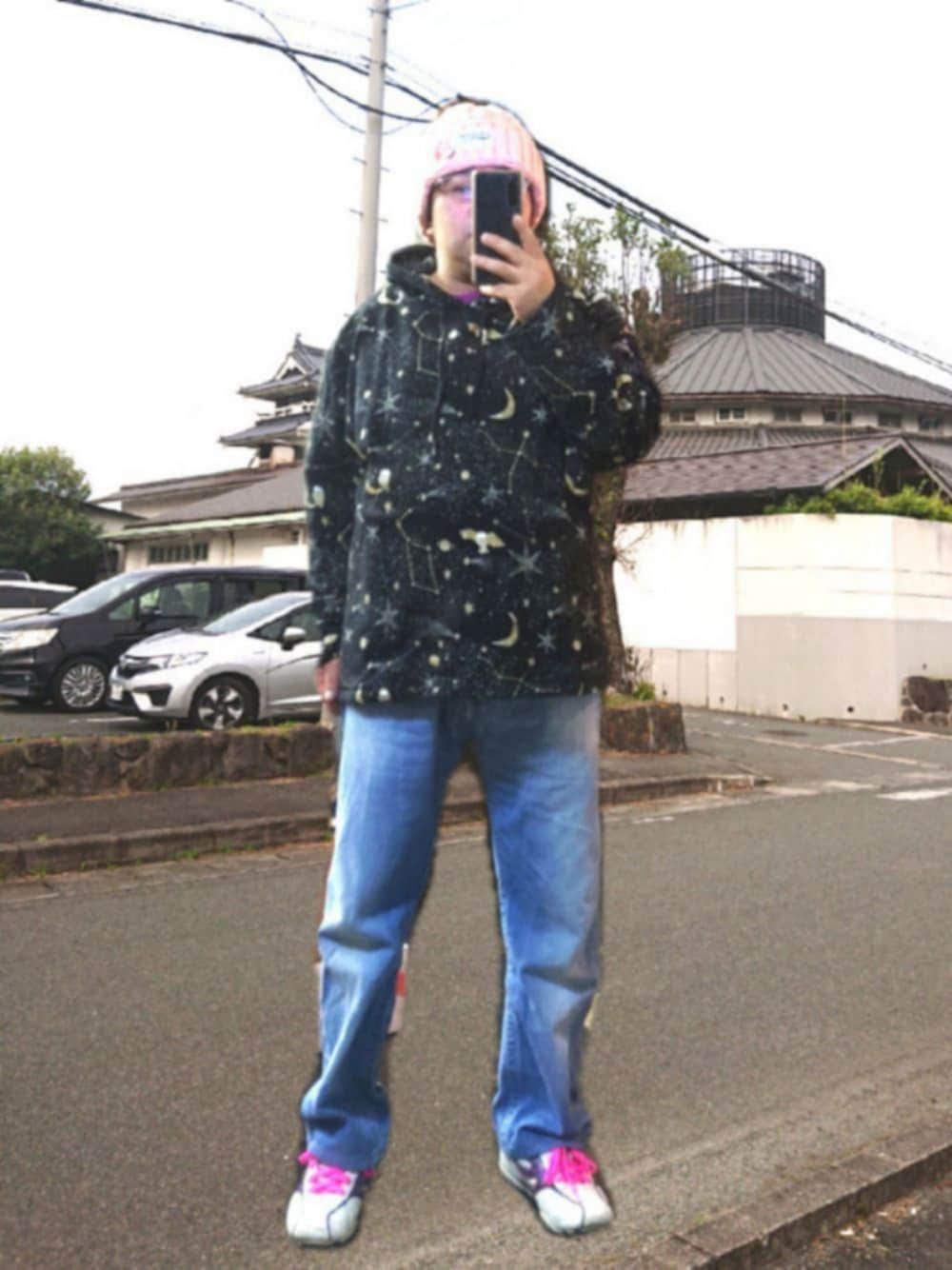 「個性的、プチプラ、プチプラのさとし、ニット帽、デニムパンツ、パーカー、ストリート、スニーカーコーデ、メガネ男子、ピンク」｜「Design Tshirts Store graniphのワイドシルエットパーカー(ナイトオブミルキーウェイ2)(ブラック)（パーカー、ブラック系）」を使った、さとし🐨相互さん（メンズ・159cm）の春コーディネートの1枚目の写真