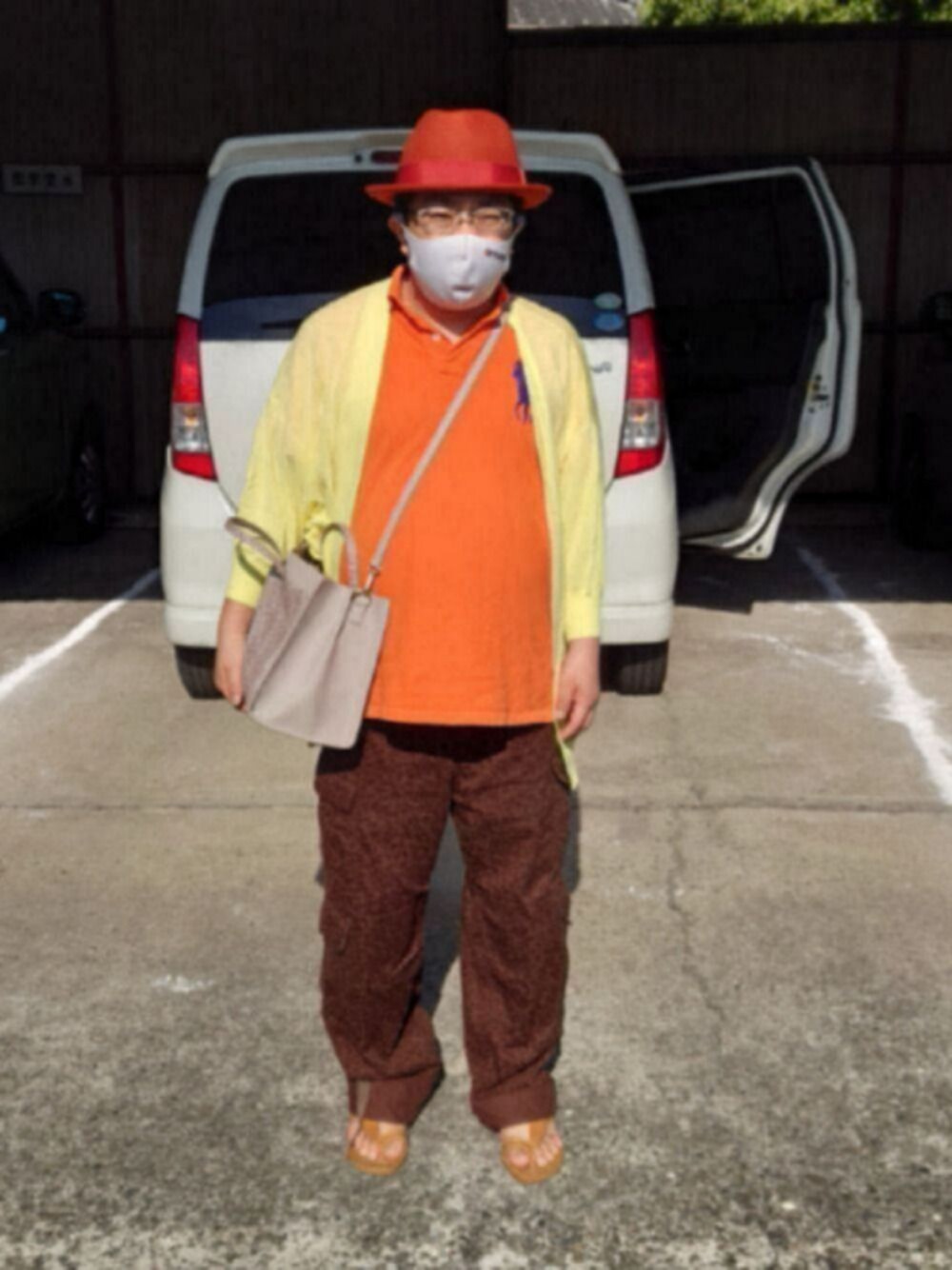 オレンジ系のポロシャツ、ベージュ系のショルダーバッグ、ブラウン系のサンダルを着用したメンズの春コーディネートの1枚目の写真