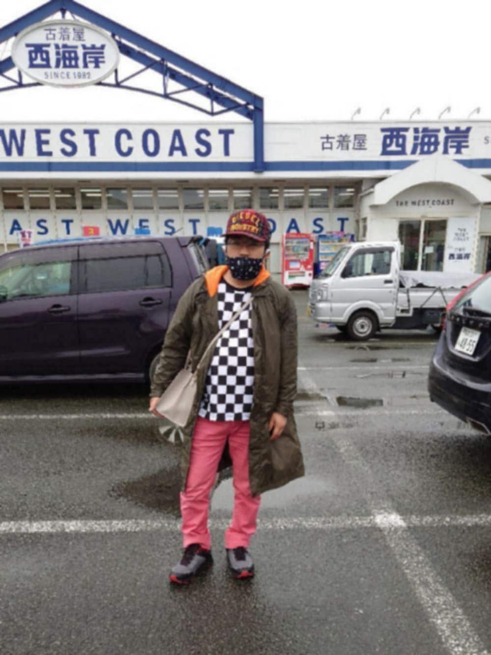 「個性的、プチプラ、プチプラのさとし、WEGO、主役はカラーパンツ、主役はスニーカー、フラッグチェック、キャップ、Diesel、原宿系」｜「DIESELのアイテム（キャップ、レッド系）」を使った、さとし🐨相互さん（メンズ・159cm）の春コーディネートの1枚目の写真