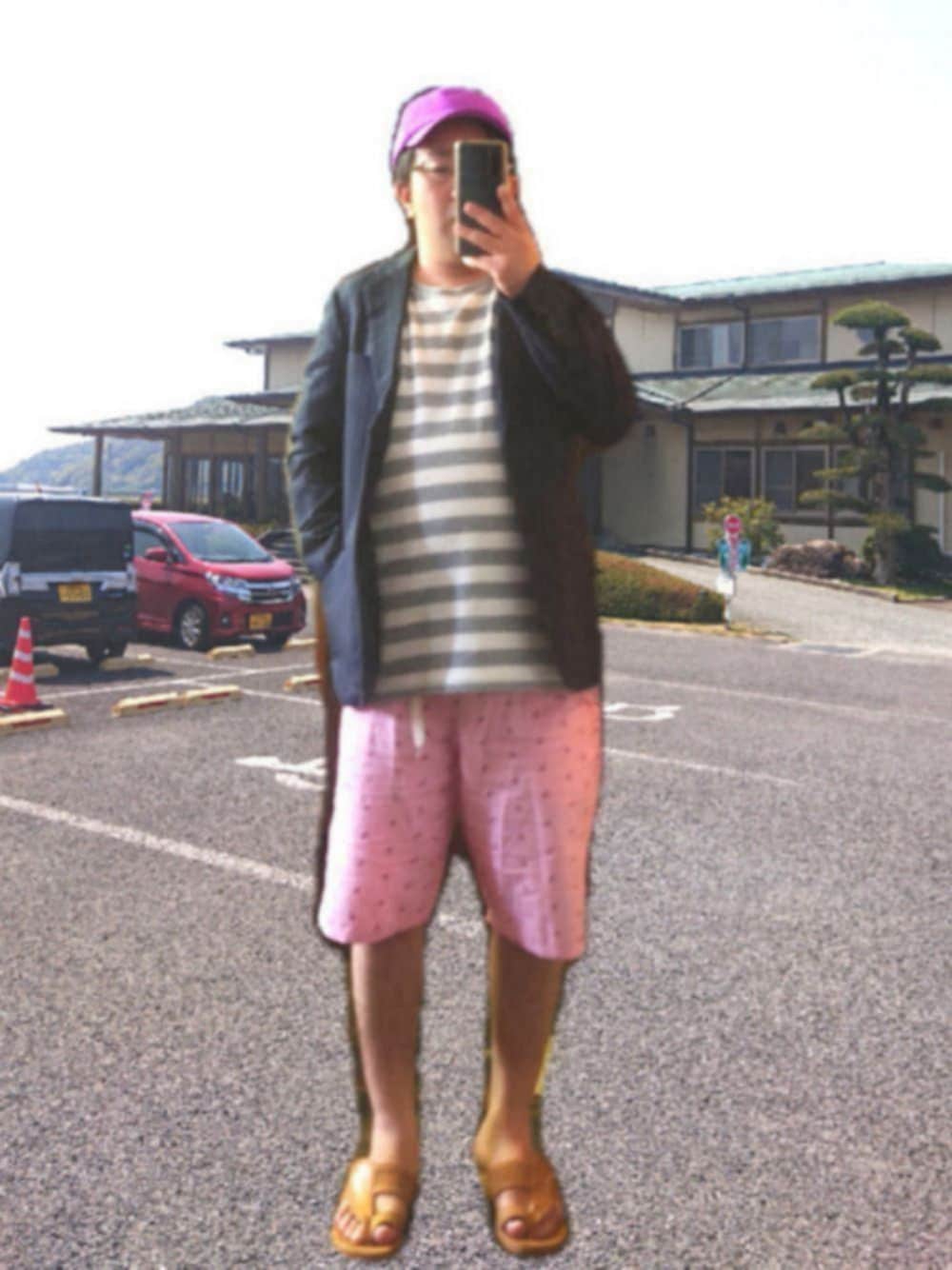 グレー系のTシャツ/カットソー、ピンク系のパンツ、ブラウン系のサンダルを着用したメンズの春コーディネートの1枚目の写真