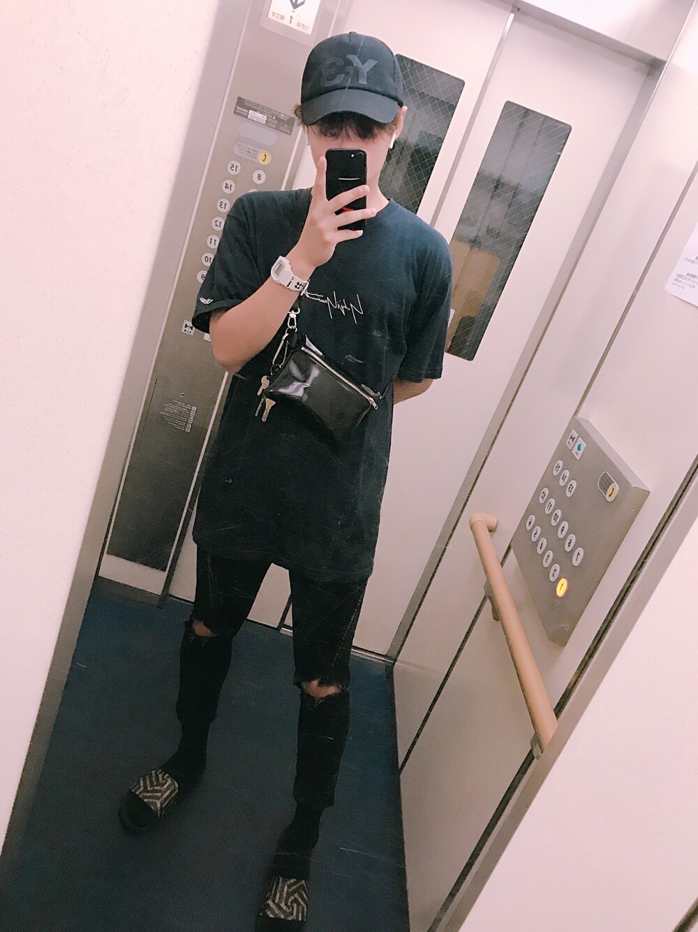 「シンプル、おしゃれさんと繋がりたい、黒コーデ、らくちんスタイル」｜「GUCCIのアイテム（サンダル、ベージュ系）」を使った、ゆーさん（メンズ・173cm）の夏コーディネートの1枚目の写真