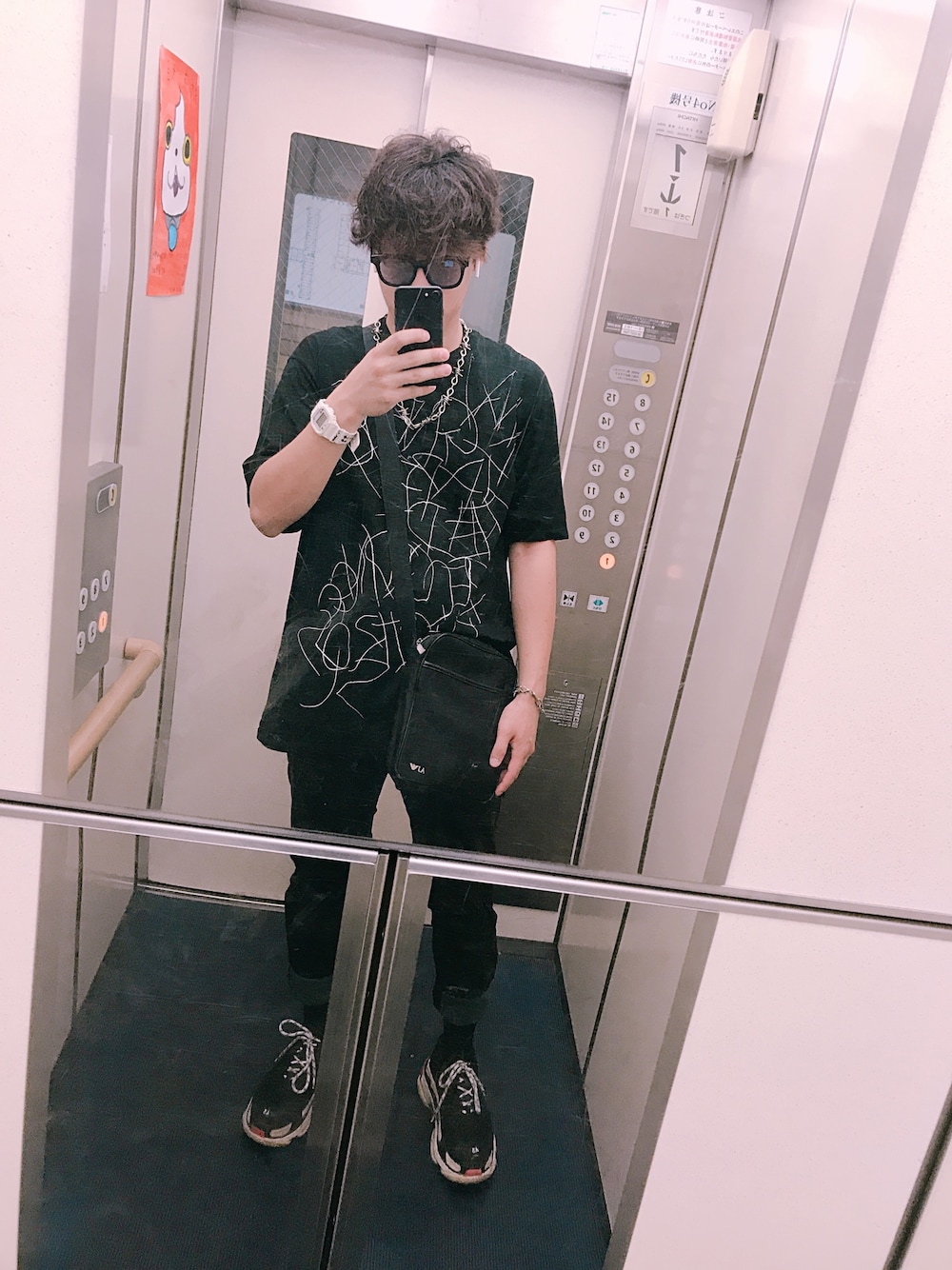 「おしゃれさんと繋がりたい、レザーパンツ、黒コーデ」｜「LAD MUSICIANのアイテム（Tシャツ/カットソー、ブラック系）」を使った、ゆーさん（メンズ・173cm）の夏コーディネートの1枚目の写真
