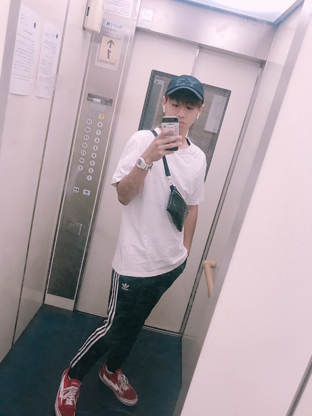 「シンプルコーデ、おしゃれさんと繋がりたい、暑い、Y-3、REVENGEXSTROM、アディダスオリジナルス」｜「adidas Originalsの【adicolor】オリジナルス パンツ[SST CUFFED TRACK PANTS]（その他パンツ、ブラック系）」を使った、ゆーさん（メンズ・173cm）の夏コーディネートの1枚目の写真