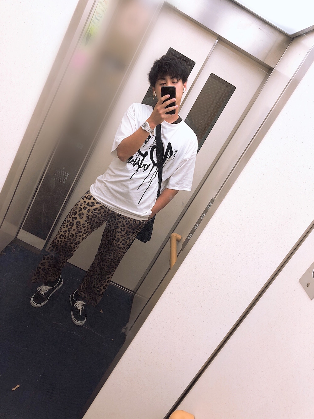 「レオパード、カジュアルコーデ、お洒落さんとつながりたい、163」｜「163 by AKMのアイテム（Tシャツ/カットソー、ホワイト系）」を使った、ゆーさん（メンズ・173cm）の秋コーディネートの1枚目の写真