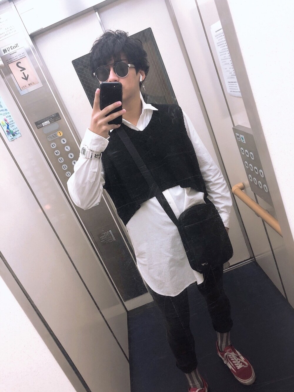 「お洒落さんとつながりたい、サングラス、サングラスオタク、今日のコーデ、fashion、秋コーデ、休日スタイル、黒スキニー、リベンジストーム」｜「FACETASMのアイテム（シャツ/ブラウス、ホワイト系）」を使った、ゆーさん（メンズ・173cm）の秋コーディネートの1枚目の写真