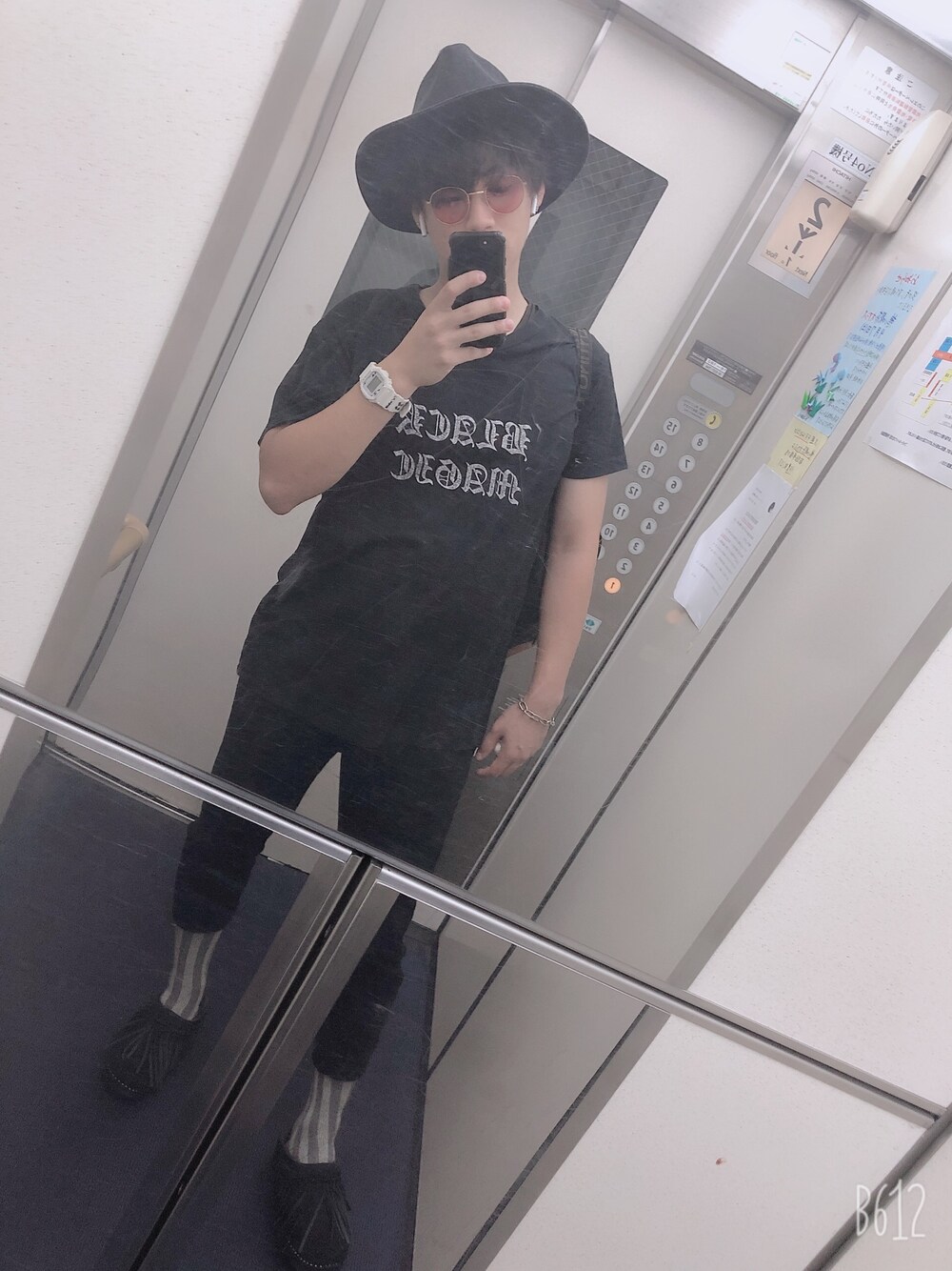 「ブラック」｜「AMIRIのAmiri - プリント Tシャツ - women - コットン - XS（Tシャツ/カットソー、ブラック系）」を使った、ゆーさん（メンズ・174cm）の秋コーディネートの1枚目の写真