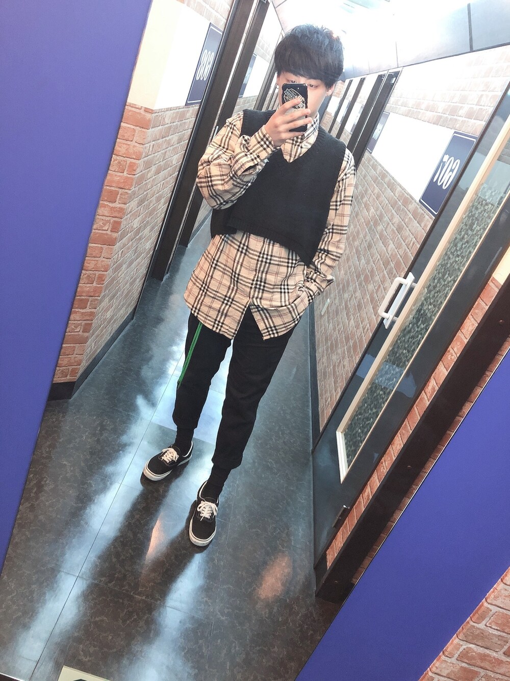 「シンプル、ジエダ、昔のコーデ」｜「VANSのVANS ヴァンズ COMFYCUSH ERA コンフィークシュ エラ VN0A3WM9VNE BLACK/T.WHITE（スニーカー、ブラック系）」を使った、ゆーさん（メンズ・174cm）の秋コーディネートの1枚目の写真