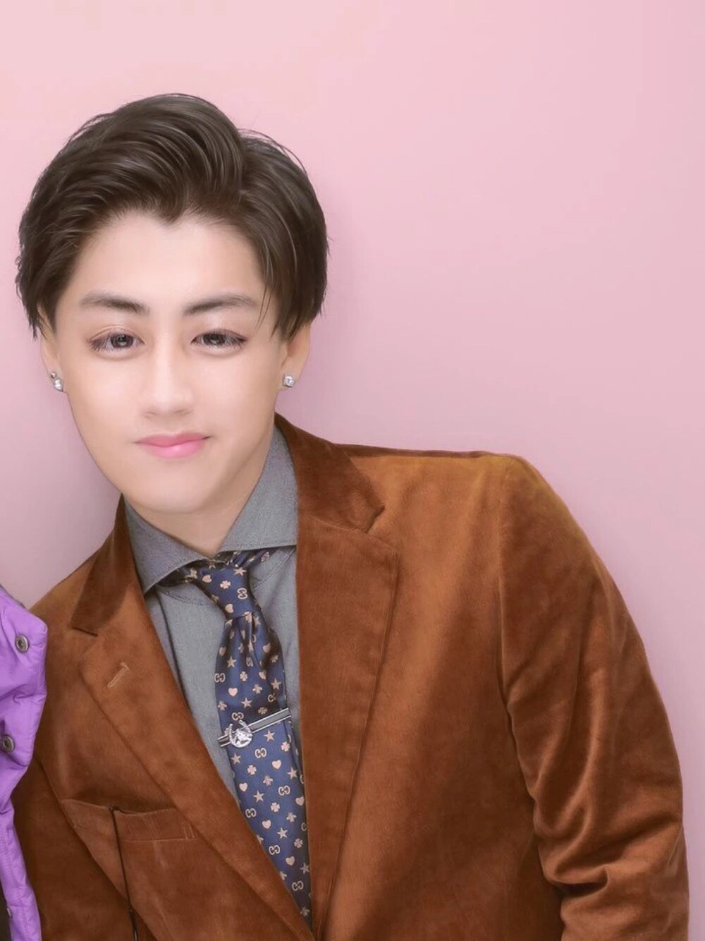 「茶色コーデ、スーツスタイル、GUCCI」｜「GUCCIのGucci 7cm Logo-Jacquard Silk Tie（ネクタイ、ブルー系）」を使った、ゆーさん（メンズ・174cm）の秋コーディネートの1枚目の写真