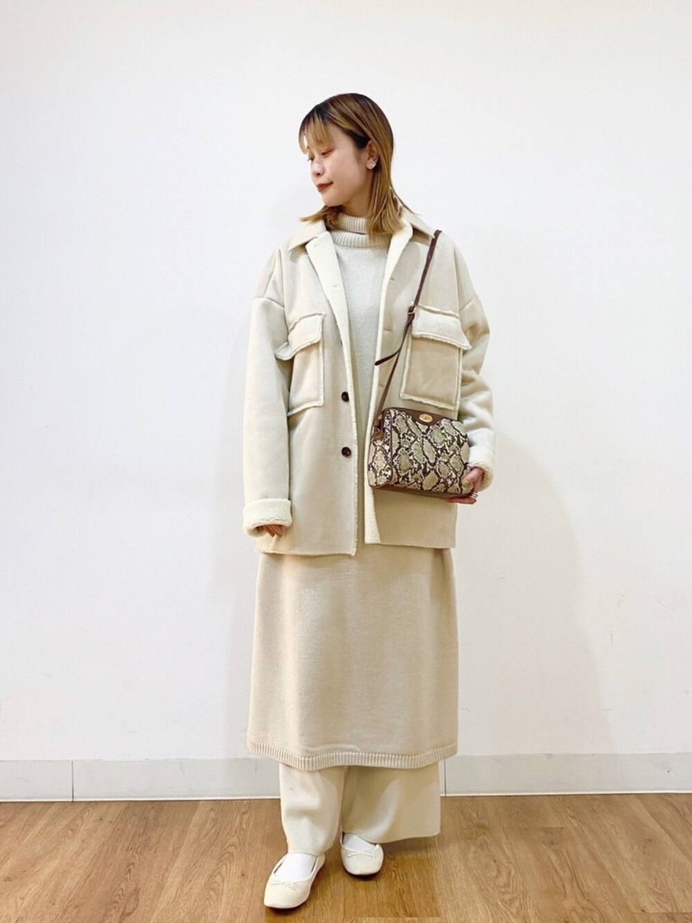 ホワイト系のワンピース、ブラウン系のジャケット/アウター、その他のショルダーバッグを着用したレディースの秋コーディネートの1枚目の写真