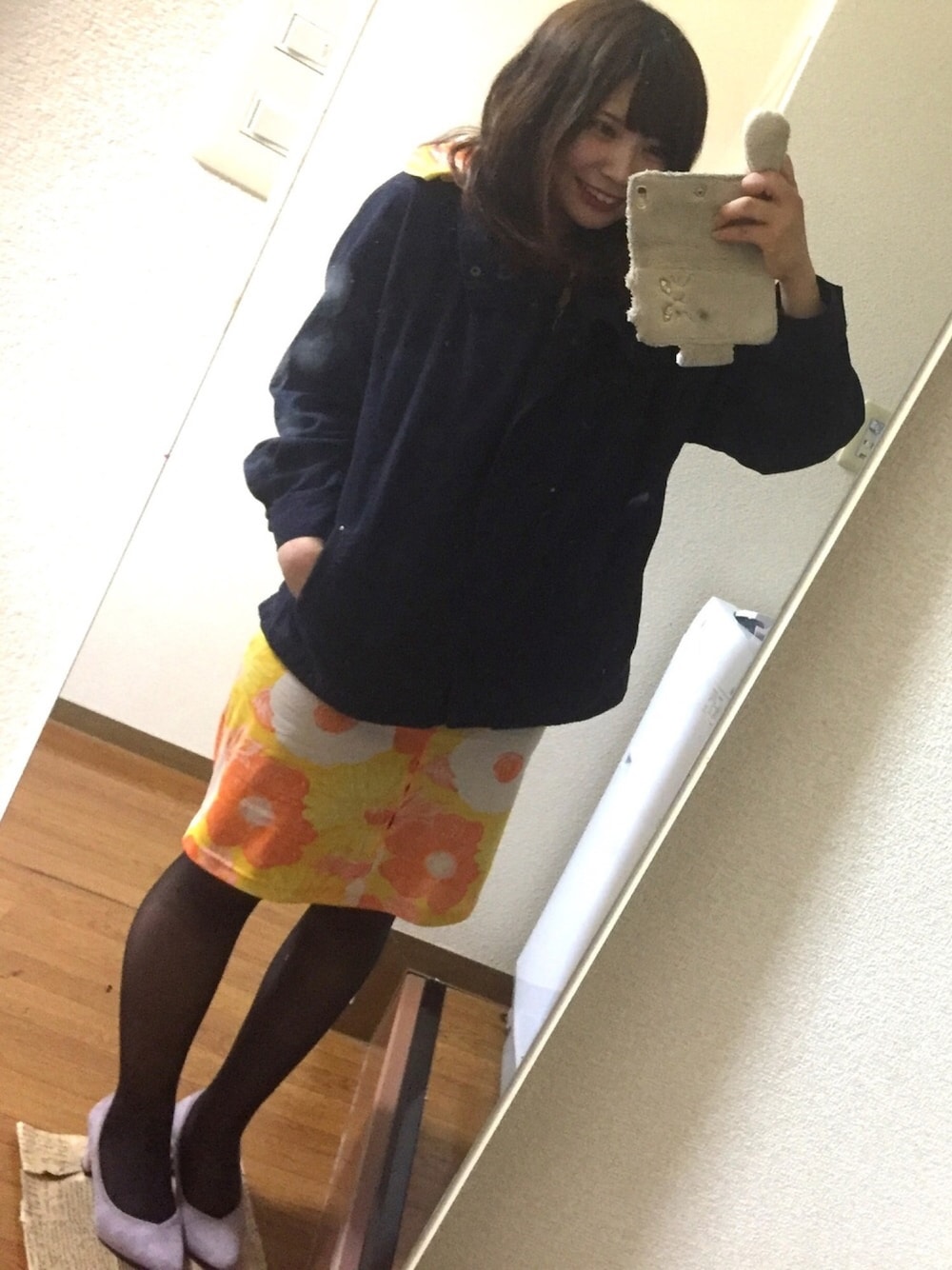 「イエロー×ネイビー」｜「AS KNOW AS plusのアイテム（マウンテンパーカー、ブルー系）」を使った、mikyanさん（レディース・160cm）の冬コーディネートの1枚目の写真