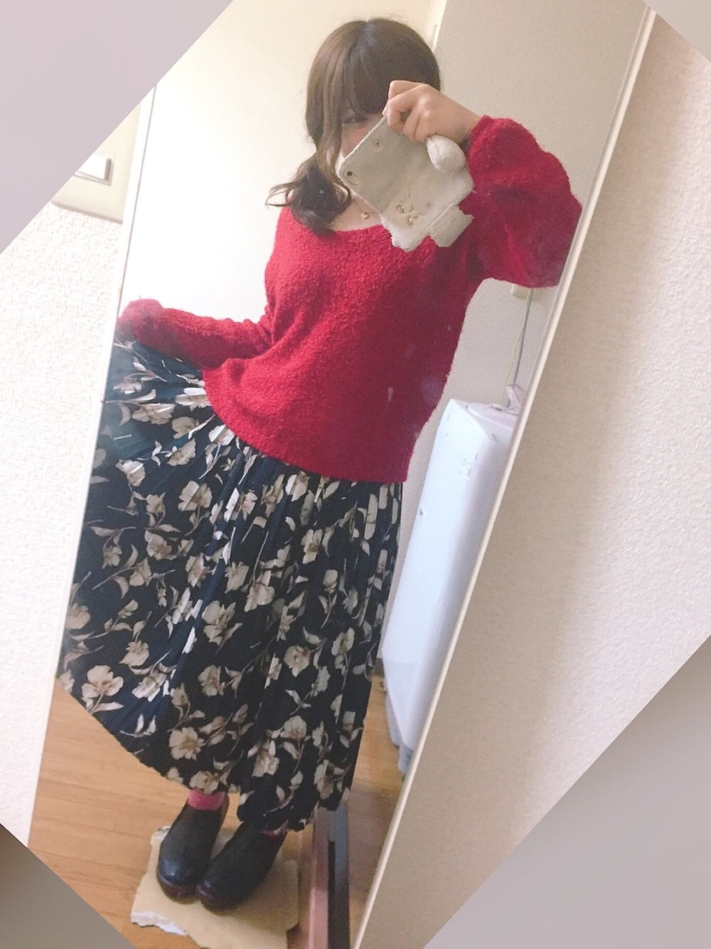 「ニット、HARE、花柄」｜「INGNIのアイテム（ニット/セーター、レッド系）」を使った、mikyanさん（レディース・160cm）の春コーディネートの1枚目の写真