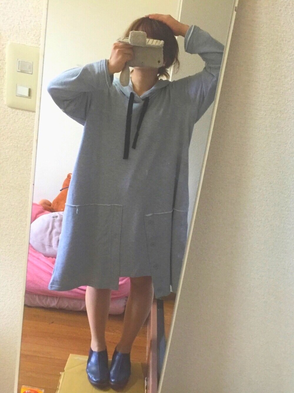 「パーカーワンピース、キャンプ、リラックススタイル」｜「kOhAKUのラフでカッコ可愛いワンピース。 『kOhAKUスウェットフーディーワンピース』（ワンピース、グレー系）」を使った、mikyanさん（レディース・160cm）の春コーディネートの1枚目の写真