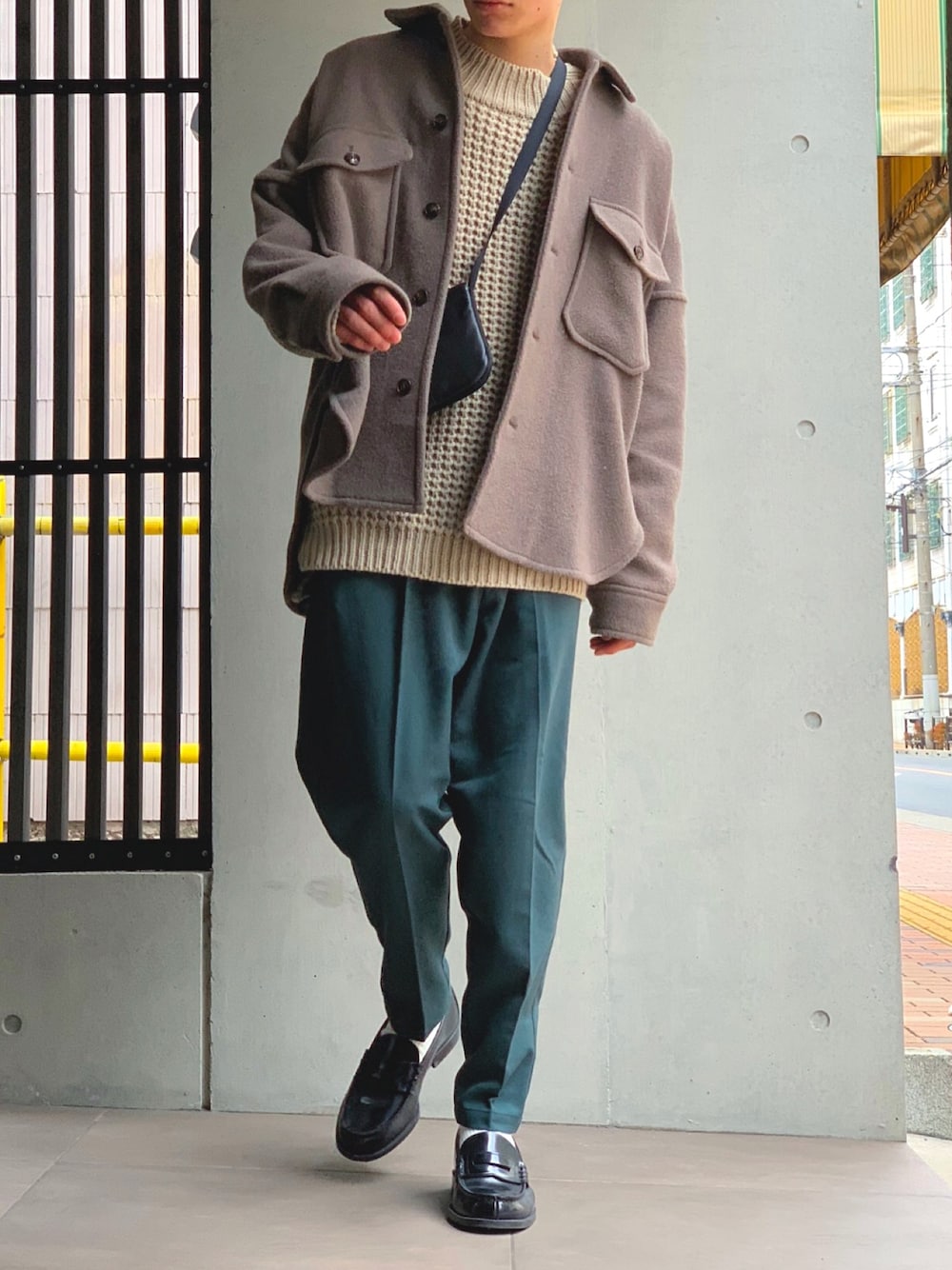 「年末WEAR感謝祭、お洒落さんとつながりたい、カジュアルコーデ、ゆるコーデ、冬のコーデ、EMMA  CLOTHES、HARUTA、FREAK’Ｓ STORE、UNITED TOKYO、フリークスストア」｜「FREAK'S STOREの【ユニセックスでオススメ！】ビッグシルエット モッサCPOシャツジャケット（ブルゾン、ベージュ系）」を使った、atomさん（メンズ・175cm）の冬コーディネートの1枚目の写真