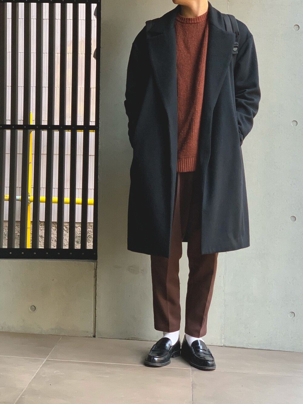 「冬アウター着回しチャレンジ、おしゃれさんと繋がりたい、シンプルコーデ、今日のコーデ、休日スタイル、冬、EMMA  CLOTHES、エマクローズ、STUDIOUS、いいね、save、フォローお願いします🤑」｜「STUDIOUSの【STUDIOUS】スペリオルメルトンオーバーサイズコート(チェスターコート)（チェスターコート、ブラック系）」を使った、atomさん（メンズ・175cm）の冬コーディネートの1枚目の写真