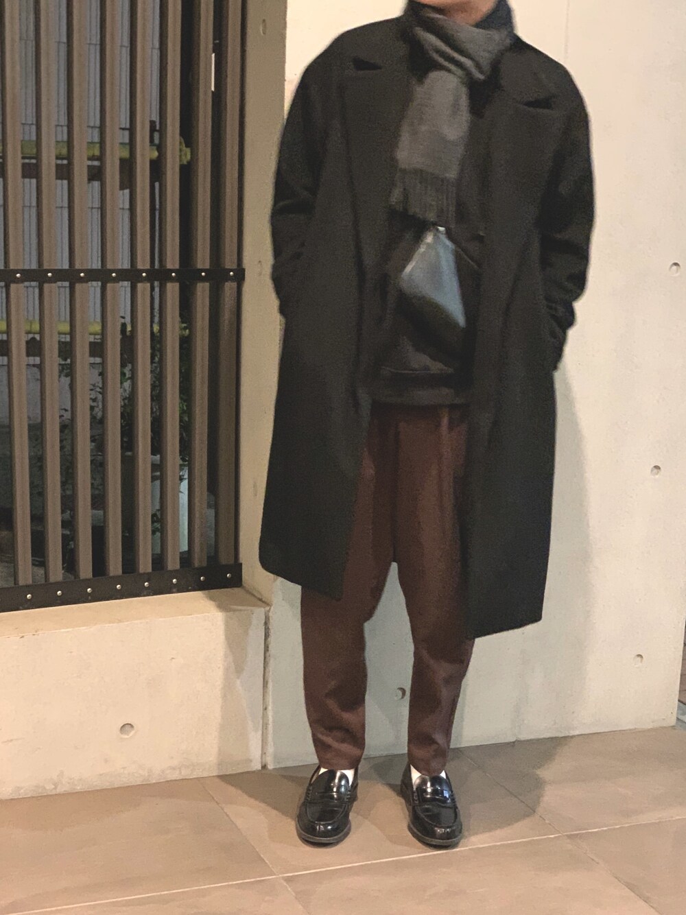 「ブラウン色に染まれ、シンプル、いいね、save、フォローお願いします🤑、おしゃれさんと繋がりたい、EMMA  CLOTHES、シンプルコーデ、ブラウン、黒、ローファー、キレイめ」｜「STUDIOUSの【STUDIOUS】スペリオルメルトンオーバーサイズコート(チェスターコート)（チェスターコート、ブラック系）」を使った、atomさん（メンズ・175cm）の冬コーディネートの1枚目の写真