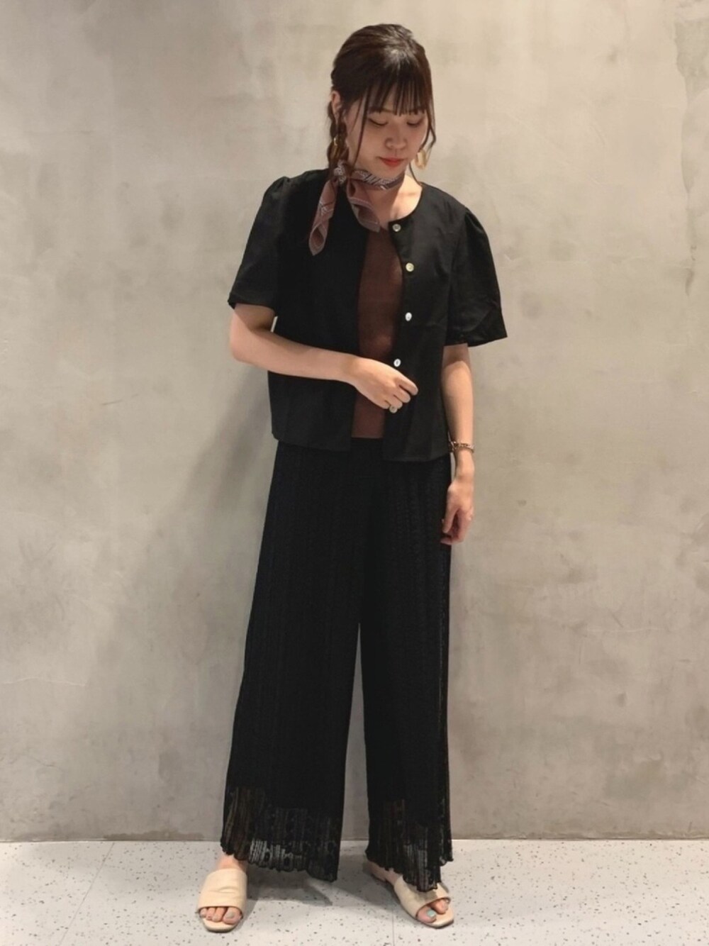 「ブラックコーデ、オールブラック、スカーフ、おとなコーデ、大人っぽく、sango、オトナ女子」｜「sangoのリネンパワショルブラウス（シャツ/ブラウス、ブラック系）」を使った、アカネさん（レディース・168cm）の夏コーディネートの1枚目の写真