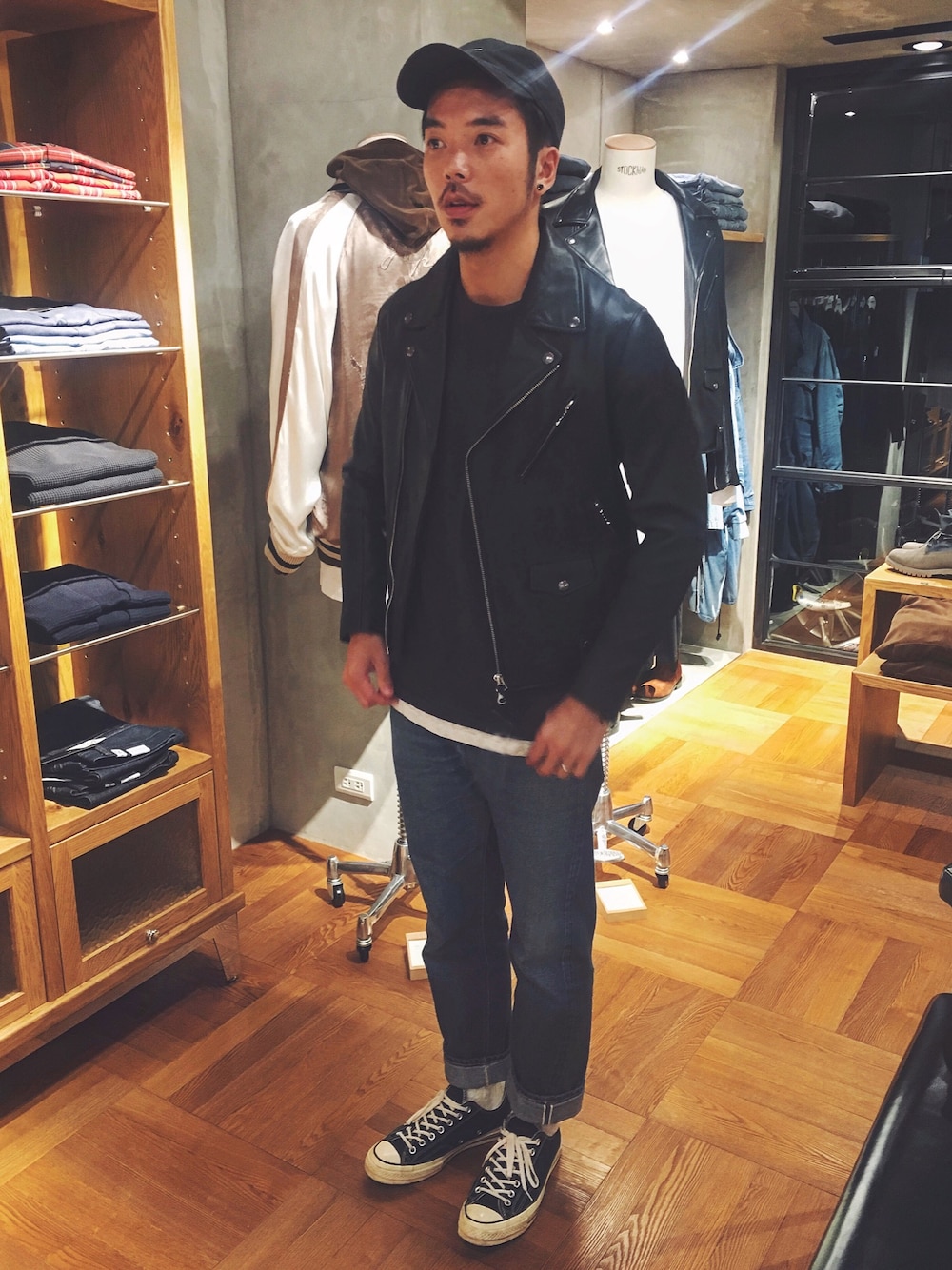「皮ジャン、ootd、orslow、united arrows、converse、1970s、冬、Taiwan」｜「UNITED ARROWSのアイテム（ライダースジャケット、ブラック系）」を使った、HsuJinWeiさん（メンズ・173cm）の冬コーディネートの1枚目の写真