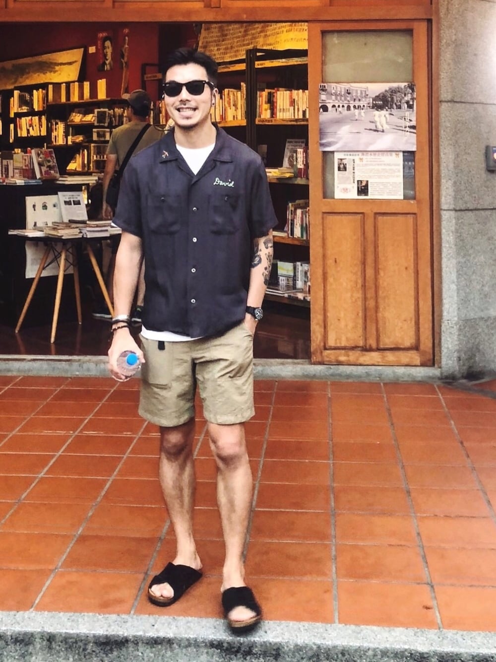 「barns、夏コーデ、URBAN RESEARCH、UNIQLO、bowling shirt、vintage、Taiwan、BARNS OUTFITTERS、TIMEX」｜「UNIQLOのアイテム（その他パンツ、ベージュ系）」を使った、HsuJinWeiさん（メンズ・173cm）の夏コーディネートの1枚目の写真