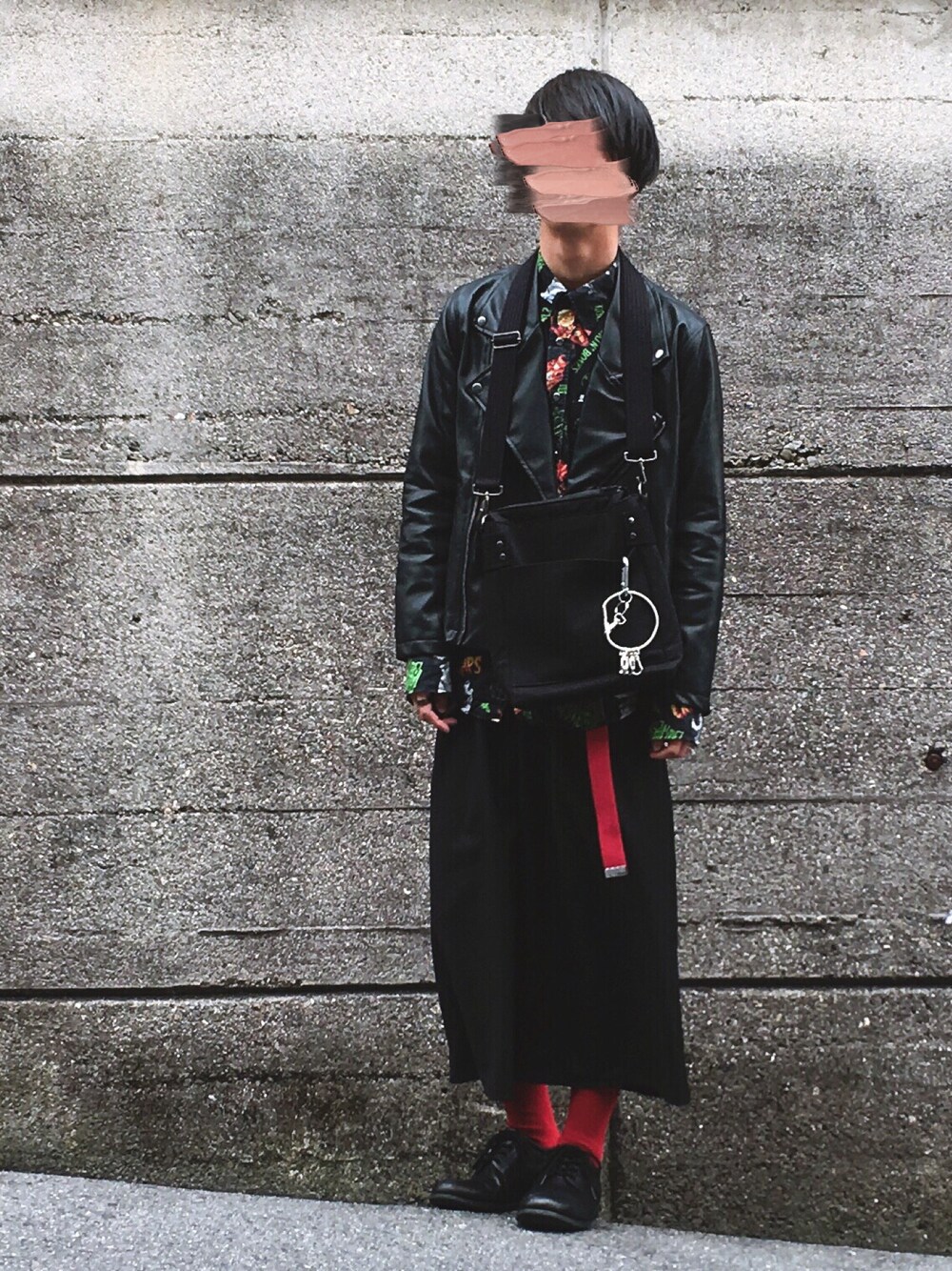 「ライダース、ライダースジャケット、柄シャツ、ガウチョパンツ、赤、ショルダーバッグ、キーリング、ダブルライダース」｜「ANTIQULOTHESのアイテム（ライダースジャケット、ブラック系）」を使った、いっくんさん（メンズ・172cm）の春コーディネートの1枚目の写真