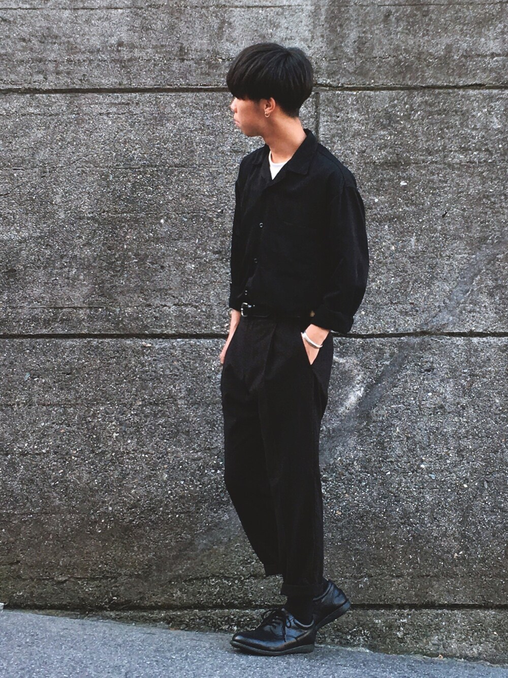 「キレイめ、タックイン、真っ黒コーデ、ブラック、ブラックコーデ、開襟シャツ」｜「HAREのサテンカイキンシャツ（HARE)（シャツ/ブラウス、ブラック系）」を使った、いっくんさん（メンズ・172cm）の春コーディネートの1枚目の写真