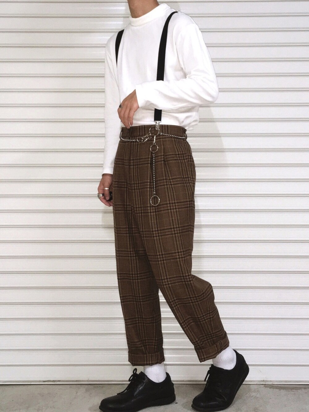 「チェックパンツ、古着、古着コーデ、モックネック、ハイネック、タートルネック、サスペンダー」｜「UNIQLOのMEN ソフトタッチタートルネックT（長袖）（Tシャツ/カットソー、ホワイト系）」を使った、いっくんさん（メンズ・172cm）の秋コーディネートの1枚目の写真