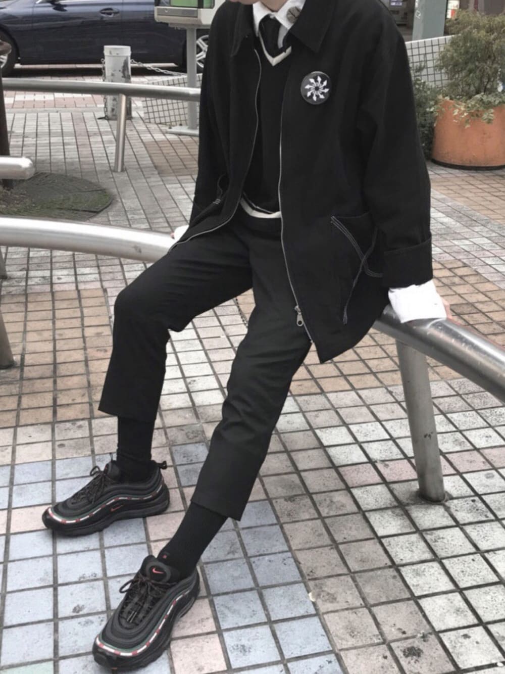 「ブラック、ステッチ、スラックス、スニーカー、AIRMAX97」｜「古着のアイテム（ジャケット/アウター、ブラック系）」を使った、いっくんさん（メンズ・172cm）の春コーディネートの1枚目の写真