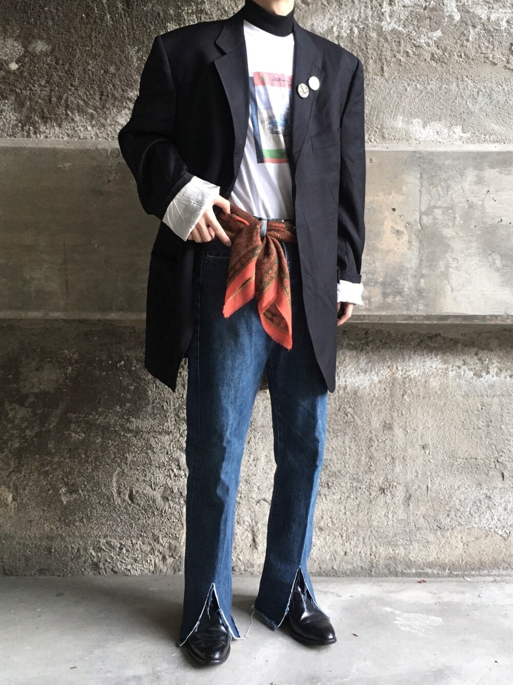 「バンダナ、デニム、ジャケット」｜「Pressureのアイテム（Tシャツ/カットソー、ホワイト系）」を使った、いっくんさん（メンズ・172cm）の春コーディネートの1枚目の写真