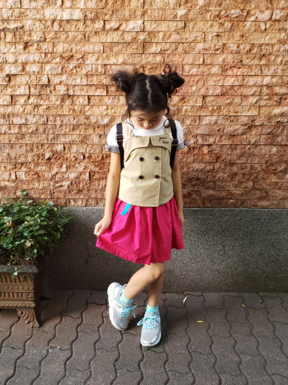 「女の子コーデ、秋のコーデ、くまヘアー、差し色、女の子、トレンチベスト」｜「JENNI loveのトレンチジャンスカ（ジャンパースカート、ベージュ系）」を使った、aoiさん（キッズ・130cm）の夏コーディネートの1枚目の写真
