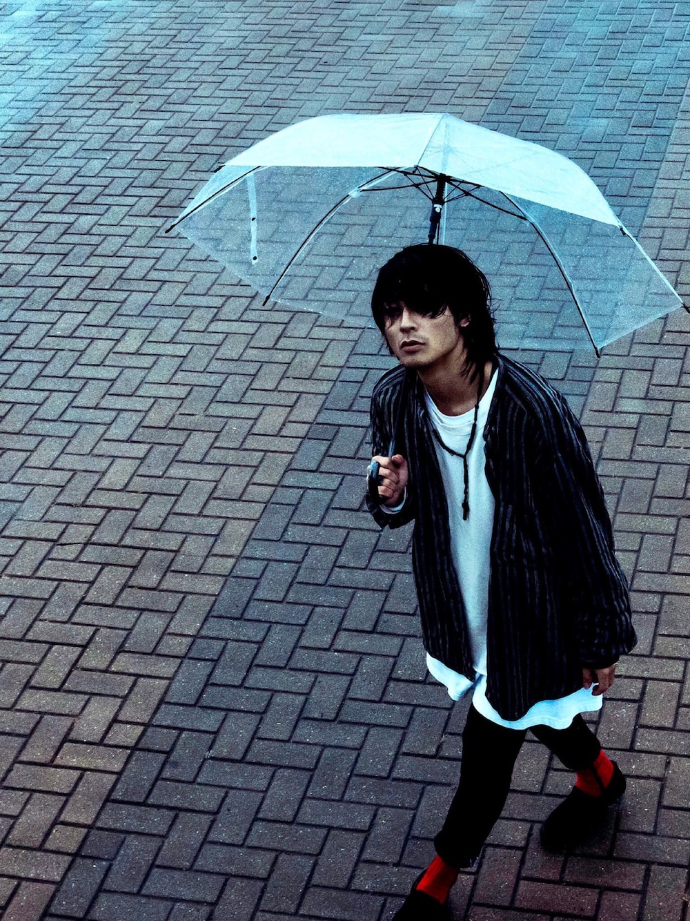 「さしいろ赤、白コーデ、オーバーサイズ、傘、ロザリオ、VANSスリッポン、雨、古着、古着MIX、古着コーデ」｜「Levi'sのアイテム（その他パンツ、ブラック系）」を使った、Daigo joukaさん（メンズ・172cm）の冬コーディネートの1枚目の写真