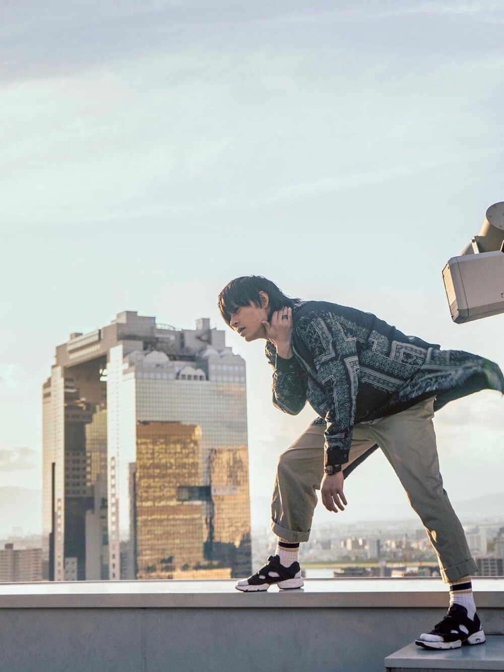 「ロングシャツ、バンダナ柄、首痛いポーズ、リーボック(Reebok)、サンダルに靴下、ノットコンベンショナル、大阪、ストリート」｜「NOT CONVENTIONALのアイテム（シャツ/ブラウス、ブラック系）」を使った、Daigo joukaさん（メンズ・172cm）の夏コーディネートの1枚目の写真