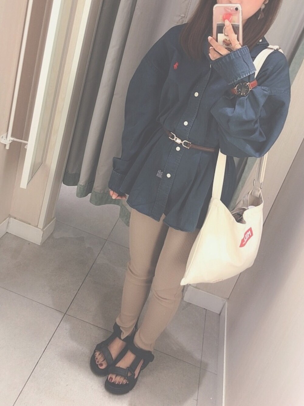 「ootd、秋コーデ、プチプラ、低身長、シャツスタイル、ビッグシャツ、レギンスパンツ、ネイビー、ベージュ」｜「Daniel WellingtonのDaniel Wellington / ダニエルウェリントン CLASSIC ST MAWES（アナログ腕時計、ブラウン系）」を使った、moさん（レディース・150cm）の秋コーディネートの1枚目の写真