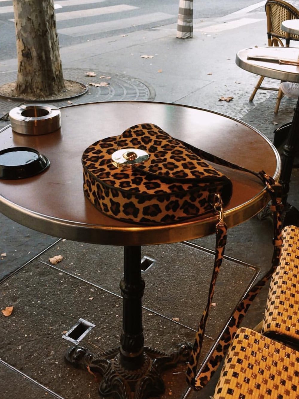 ブラウン系のショルダーバッグを着用したレディースの秋コーディネートの1枚目の写真