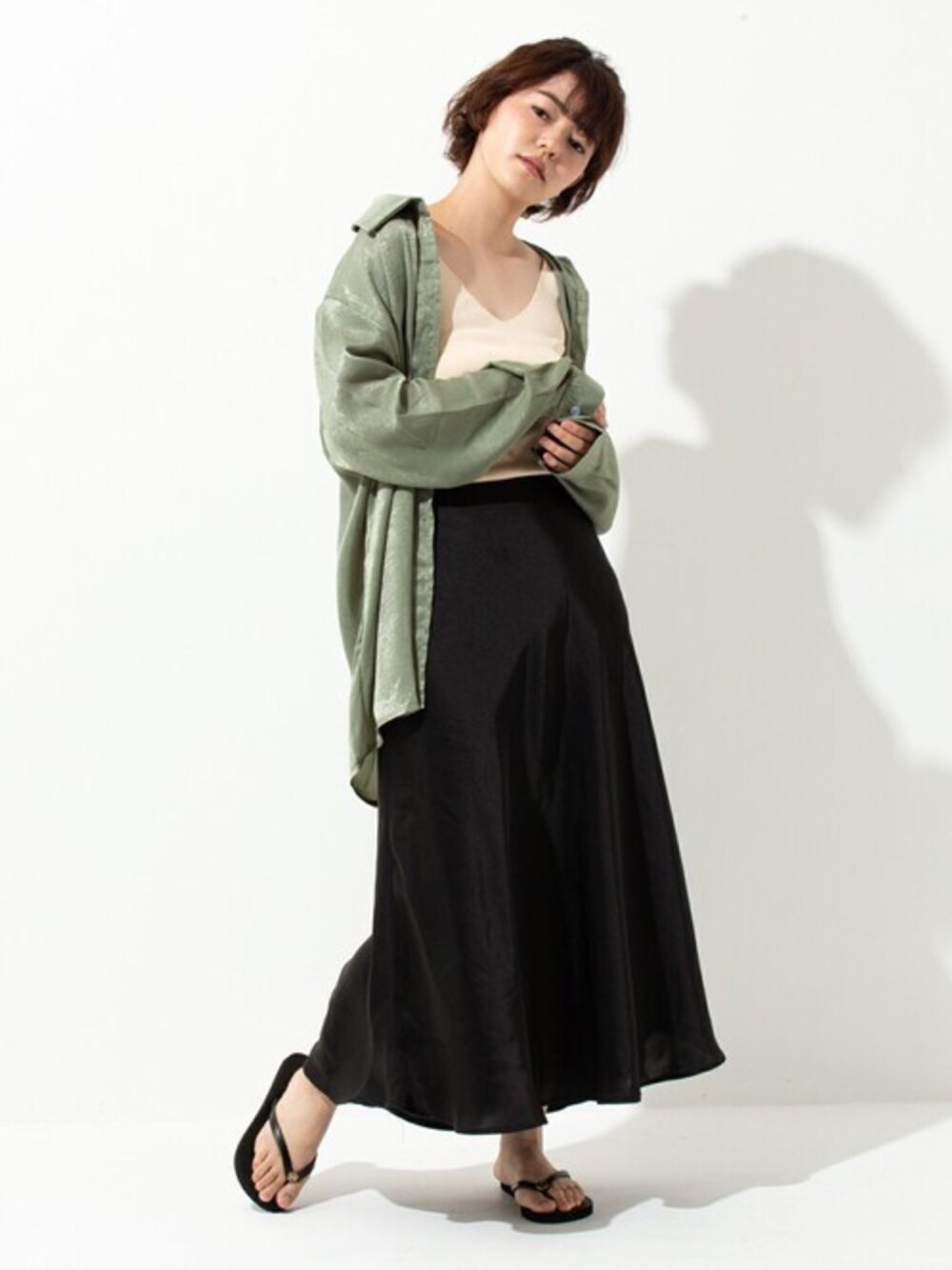 ブラック系のサンダル、グリーン系のTシャツ/カットソー、ベージュ系のタンクトップを着用したレディースの夏コーディネートの1枚目の写真