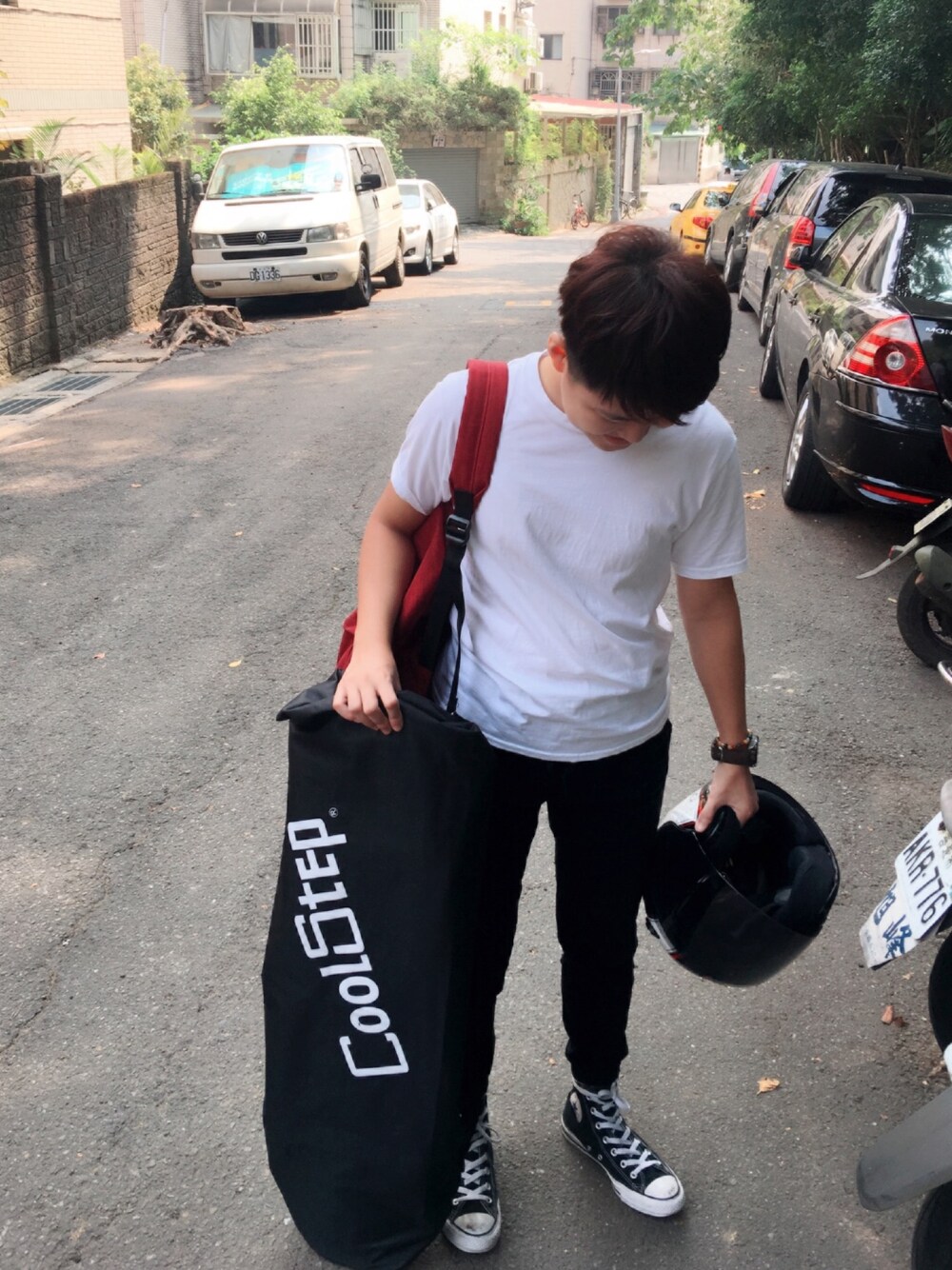 「長板、滑板」｜「GILDANのアイテム（Tシャツ/カットソー、ホワイト系）」を使った、Aaron Rainさん（メンズ・155cm）の秋コーディネートの1枚目の写真