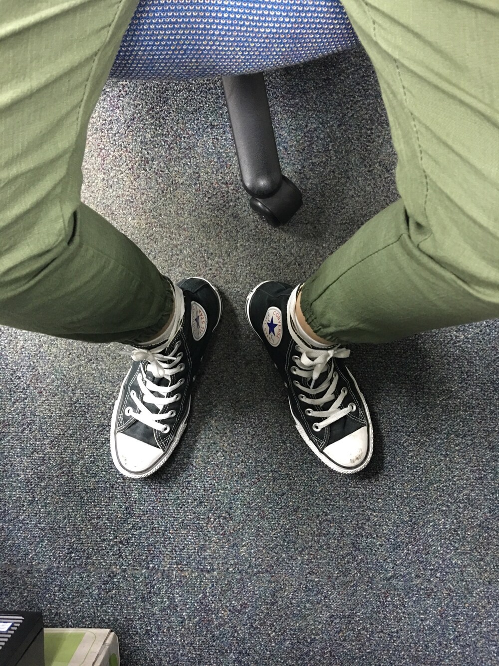 「辦公室、office style」｜「CONVERSEのアイテム（シューズ、ブラック系）」を使った、Aaron Rainさん（メンズ・155cm）の秋コーディネートの1枚目の写真