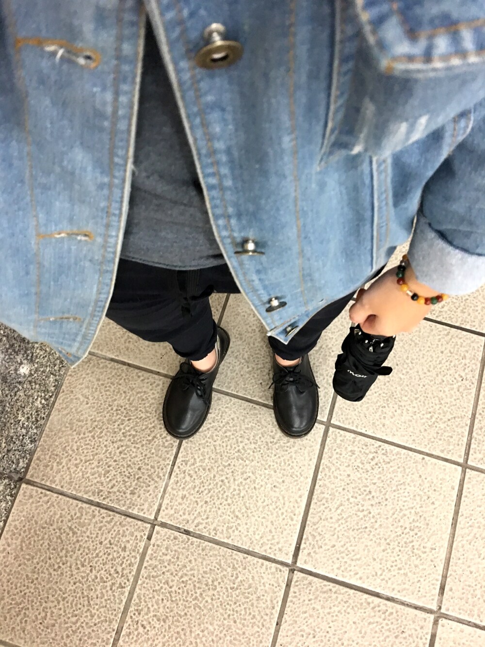 「皮鞋」｜「GILDANのアイテム（Tシャツ/カットソー、グレー系）」を使った、Aaron Rainさん（メンズ・155cm）の秋コーディネートの1枚目の写真