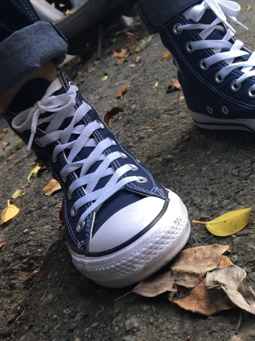 「CONVERSEのアイテム（シューズ、ブルー系）」を使った、Aaron Rainさん（メンズ・155cm）の秋コーディネートの1枚目の写真