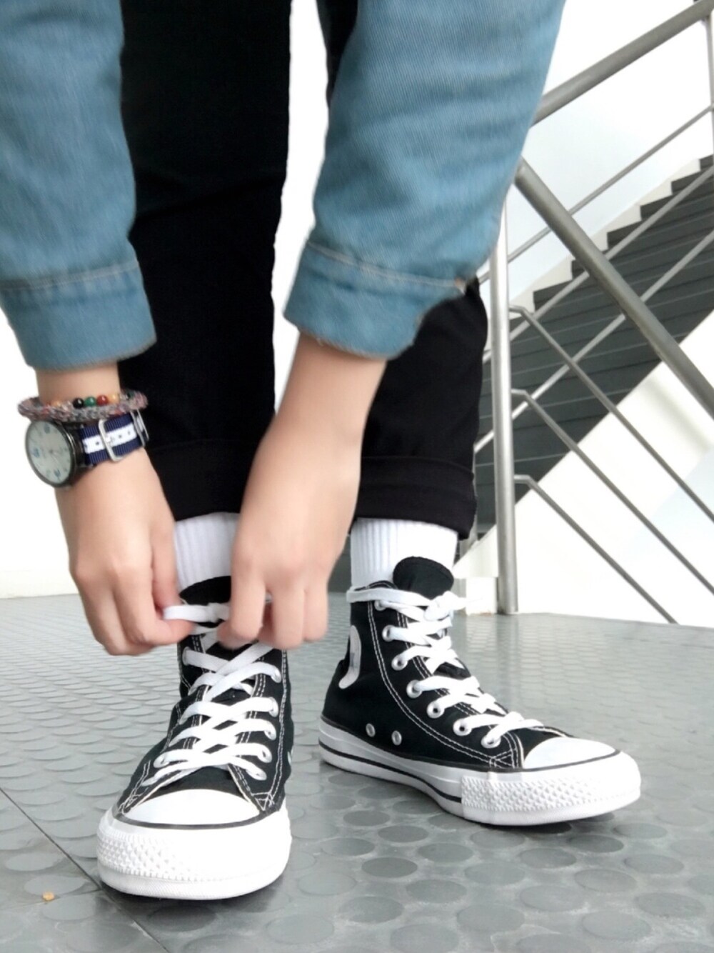 「CONVERSEのアイテム（シューズ、ブラック系）」を使った、Aaron Rainさん（メンズ・155cm）の秋コーディネートの1枚目の写真